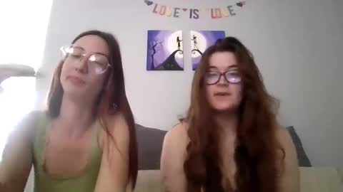 2girls1link online show from November 29, 9:59 pm