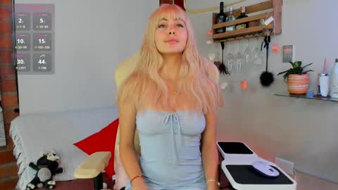 _hottie__ online show from December 7, 11:38 pm