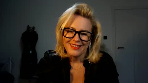 adelemilf40 online show from November 21, 7:32 pm