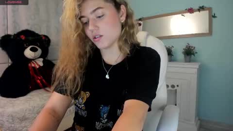 alaia_greyy online show from December 7, 1:22 pm