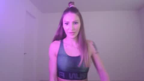 alivia_vincent online show from December 8, 8:33 pm