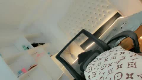 Annika 25yrs old online show from December 7, 8:54 am