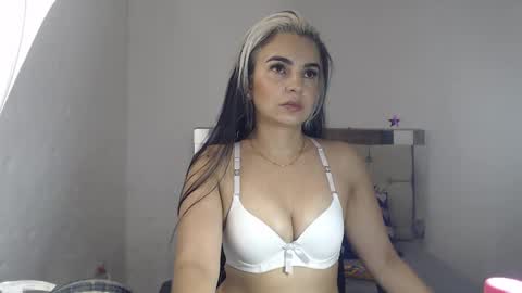 ashley__tylor online show from January 6, 4:44 am