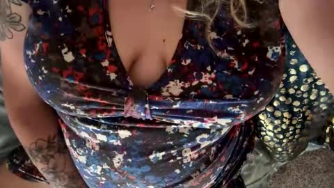 Thickandjuicyxo online show from November 17, 7:00 pm