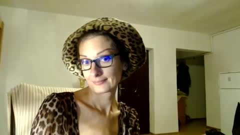 Raluca online show from November 15, 4:02 pm