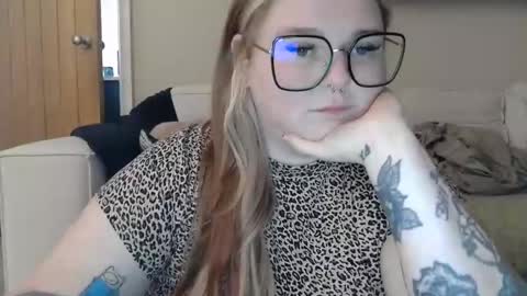 bitch_kittiexo online show from January 2, 2:49 pm