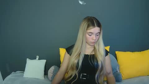 blondagirl_ online show from December 3, 6:03 pm