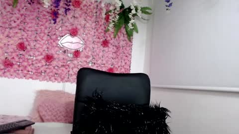 blonde_squirt_ online show from December 19, 11:01 pm