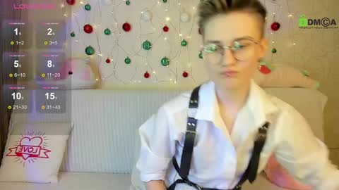 christine_moon online show from December 14, 7:11 pm