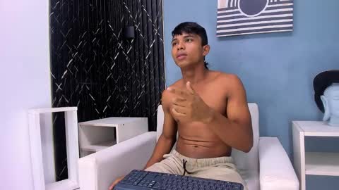 cris_vega_ online show from December 31, 7:17 pm