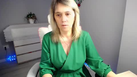 divine_lady_ online show from January 5, 3:01 pm