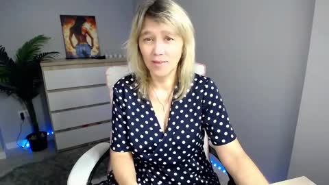 divine_lady_ online show from December 18, 1:01 am