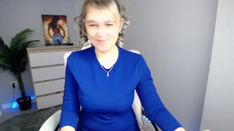 divine_lady_ online show from December 15, 1:20 am