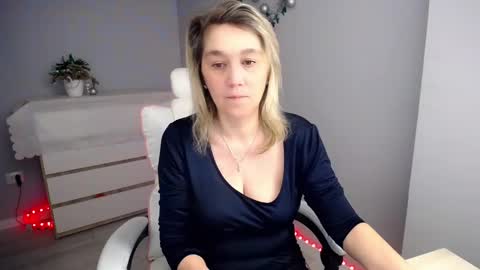 divine_lady_ online show from December 29, 10:32 pm