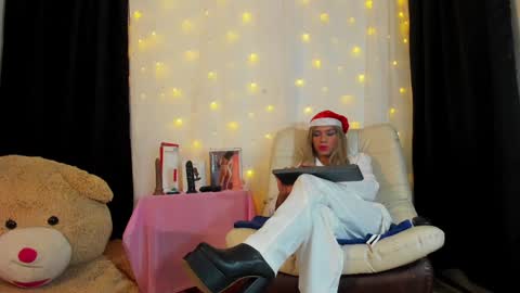 Nicolle online show from December 2, 9:28 pm