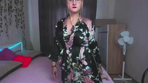 elsa_hot_here online show from December 8, 6:22 am