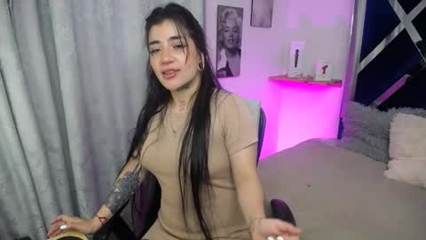 emilayton_ online show from November 11, 5:01 am