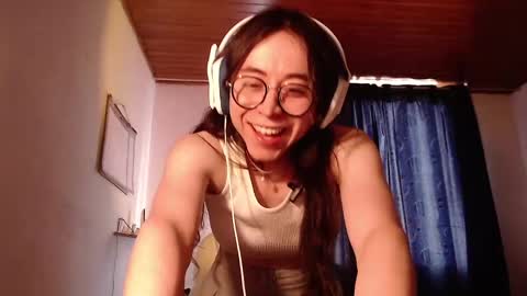 emily_pearl_ online show from December 12, 8:49 pm