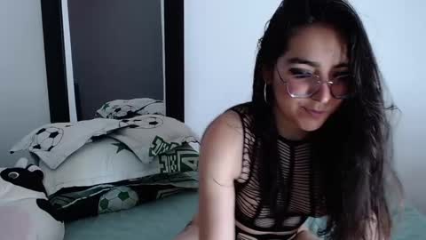 emmily_roberts online show from December 10, 4:53 pm