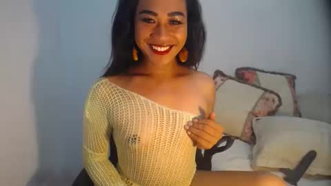 erika_madrigal online show from December 8, 11:57 pm