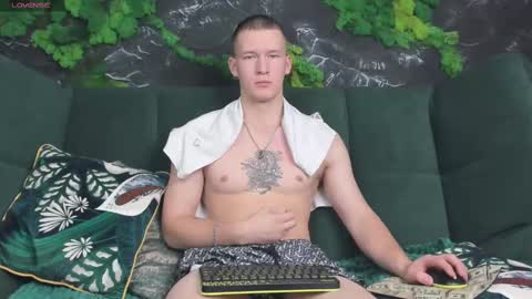 evan_mo online show from December 10, 4:31 pm