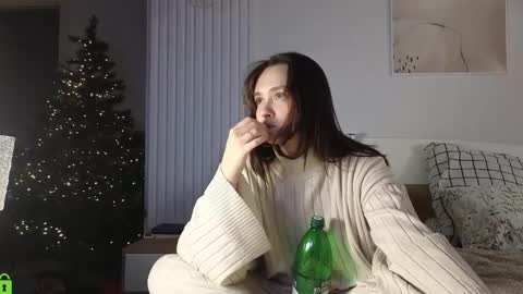 evi_woow online show from December 9, 7:04 pm