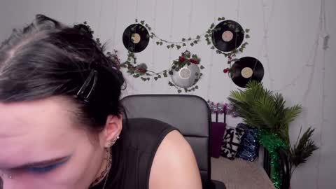 Hi Im Fill. I am online on Tue Wed Thu Sun 12 - 2 am  online show from December 29, 9:54 am