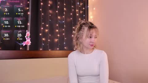 Lally White hair  Sophy Brown hair online show from January 14, 7:11 pm