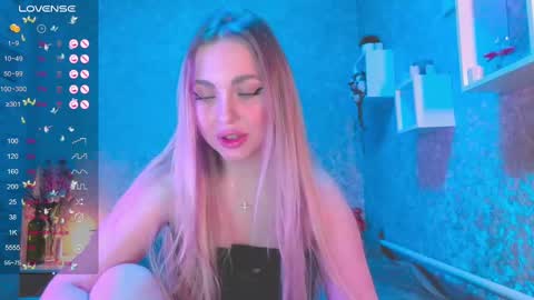 holly_molly8 online show from January 1, 10:58 pm