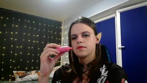 Honelints boyblonde hair AsterMIntfemboybrown hair online show from January 8, 6:11 pm