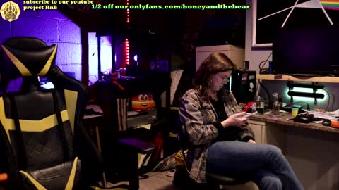 Honey and Bear online show from January 4, 3:40 am