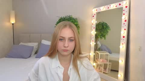 Hi guys Im Asilia Im 18 years old-. I like to chat make new acquaintances and have fun online show from December 11, 1:01 pm