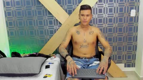 Jamesinked  online show from December 31, 4:33 pm