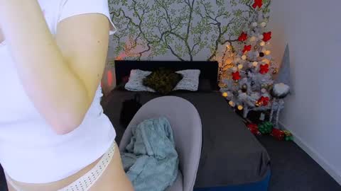 jeanniefox_ online show from December 17, 7:52 am