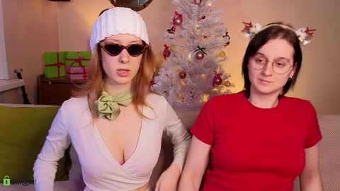 Hey Guys We are Julia ginger  Tina brunette online show from December 20, 5:01 pm