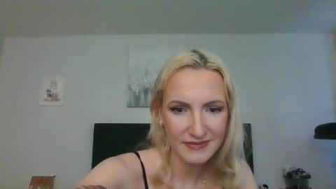 juicyjade2333 online show from December 6, 7:33 pm