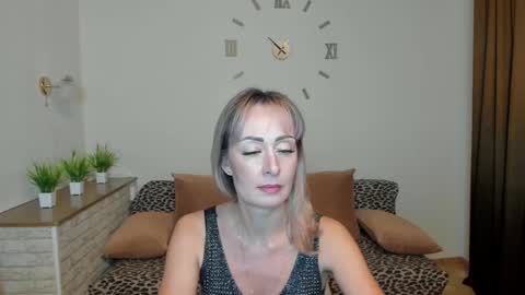 julia__cherry_ online show from December 7, 9:07 pm