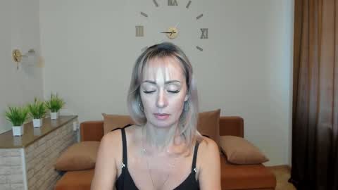 julia__cherry_ online show from December 8, 9:15 am