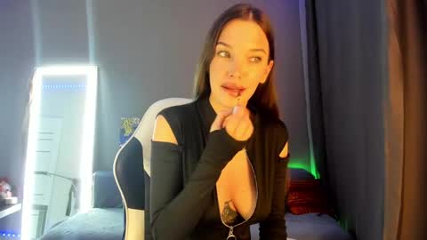 julia_fly online show from December 9, 11:29 am