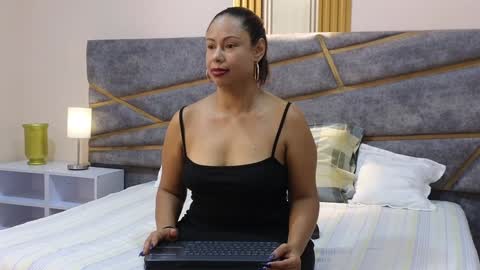 Julia Gomes online show from December 29, 7:27 pm