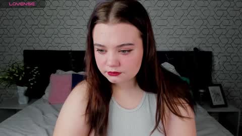 julia_rayn online show from December 23, 1:10 am