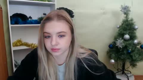 juliacrazy_ online show from December 4, 6:05 am