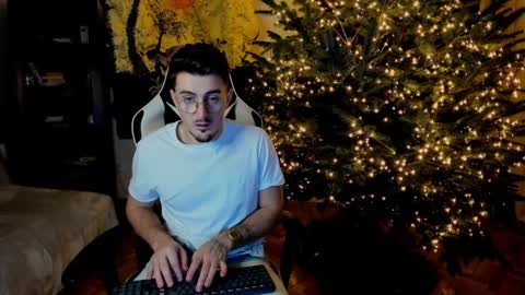 JulianDylan online show from December 21, 2:34 pm