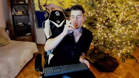 JulianDylan online show from December 31, 7:39 pm