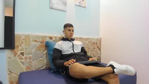 kevin_hott19 online show from December 4, 12:35 pm