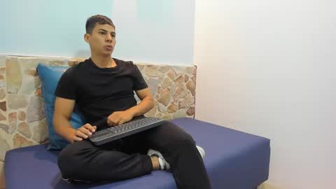 kevin_hott19 online show from December 12, 12:35 pm