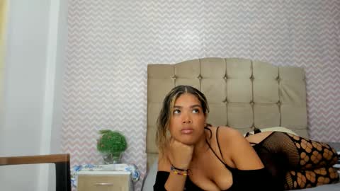 kiara_sofia00 online show from December 5, 11:10 pm