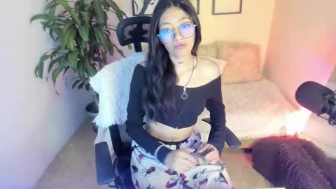 kim_valdez_ online show from January 27, 12:00 pm