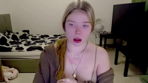 Jennyblonde and Emmabrunette online show from December 13, 4:13 am