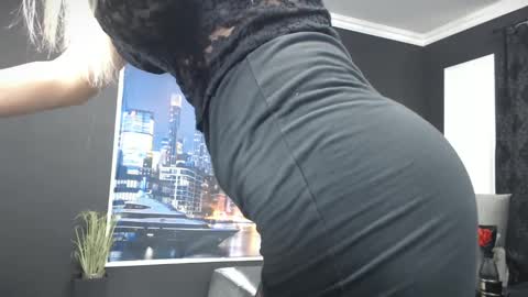 laras_moans online show from January 1, 8:30 am